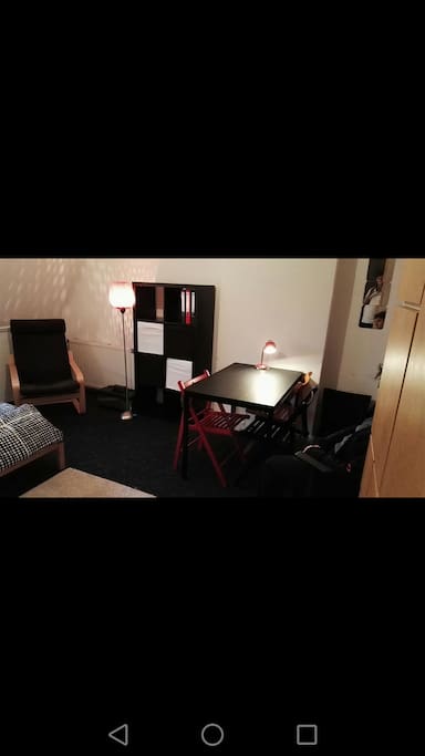 Mooie kamer van 18 vierkante meter met een twee persoonsbed en genoeg ruimte om je spullen op te bergen. In het centrum maar niet aan de straat en daarom lekker rustig.