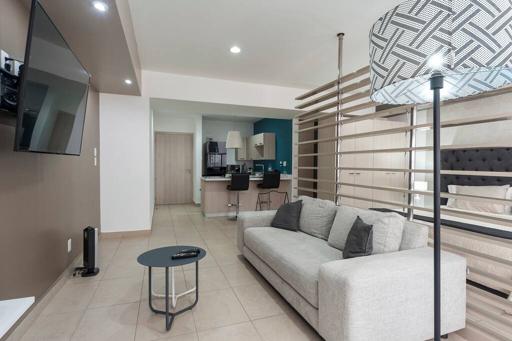 Sala y área TV 4K de 55 pulgadas( Sky HD) y dormitorio con cama King