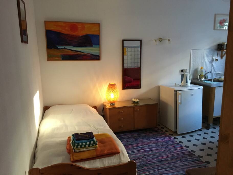 Bett und Küchenzeile