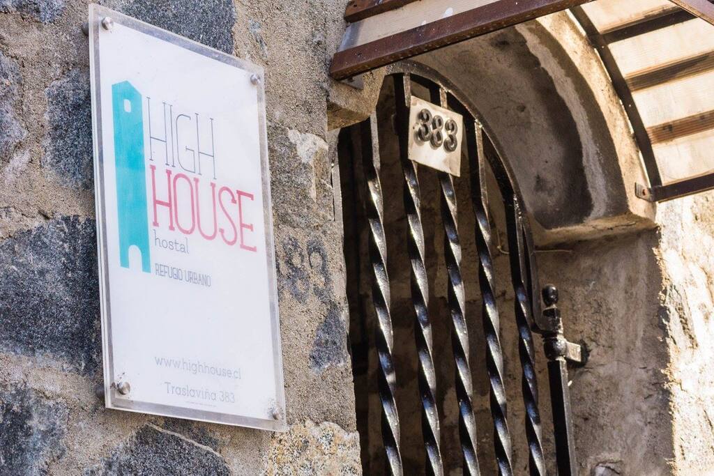 Un lugar particular, con una propuesta de hospedaje que toma lo mejor de un hotel pero en una escala donde las experiencias se abrigan en lo personal y lo propio. Es por eso que abre sus puertas High House. Un lugar con un espíritu más humano, respetuoso y sencillo, que tiene como desafío diario, el que todos sus huéspedes vivan una cómoda, tranquila y feliz estadía. Nuestras habitaciones cuentan con distintos valores siendo las habitaciones matrimoniales y dobles dos camas, las de menor valor, por lo que la habitación triple y habitación cuádruple tienen valores diferentes, contáctenos y pregunta por las tarifas de nuestras habitaciones adaptadas para que tengan una comodidad como en su propia casa. estas tarifas varían según la temporada de su visita y también del tiempo de su estadía. PARA ESTUDIANTES, TENEMOS TARIFAS ESPECIALES DE MARZO A DICIEMBRE