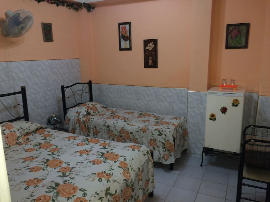 Dormitorio con aire acondicionado y ventilador