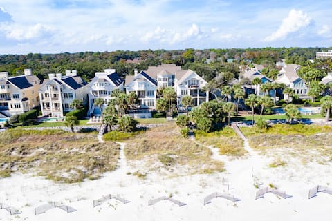 Luxury home/tiki bar/pool/private beach boardwalk