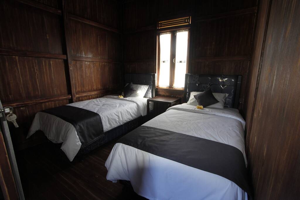 Room with twin bed