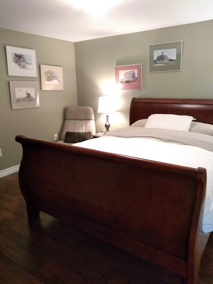 Chumba cha sinema kimebadilishwa kuwa chumba cha 3 cha kulala na kitanda cha ukubwa wa juu (kulingana na maoni ya wageni wetu). Imevaa duvet ya chini. Hakuna madirisha katika chumba hiki lakini ina milango miwili na ni ya kustarehesha sana.