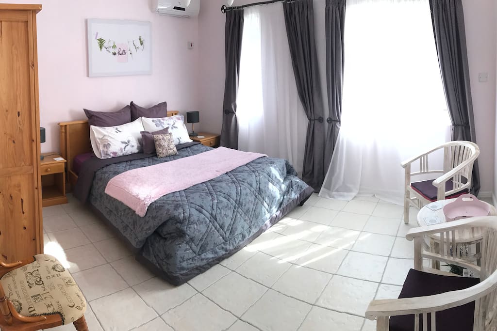 Double room with shared bathroom