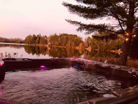 Little lake house BIG hot tub & Sauna views