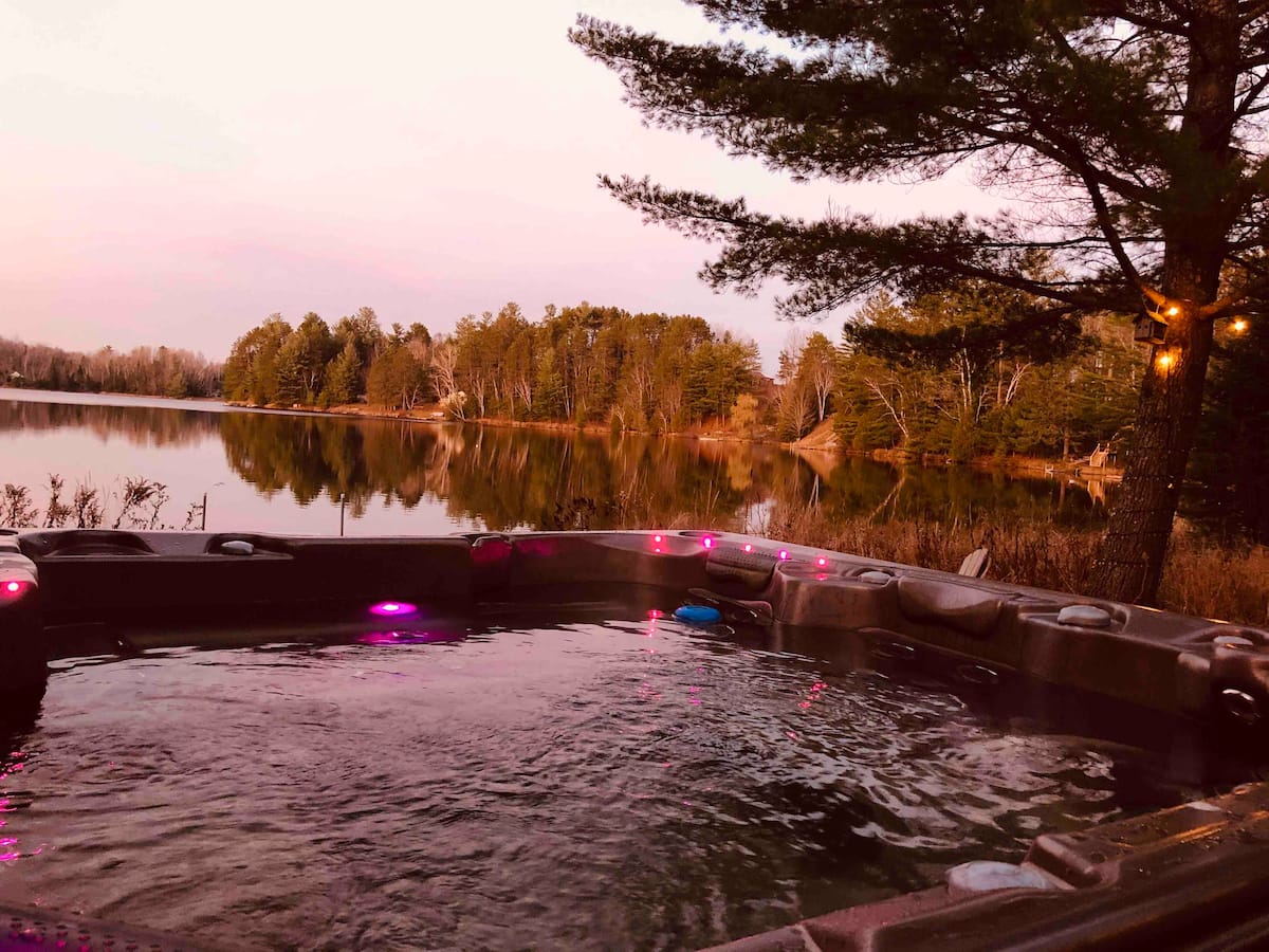 Little Lake House — Big Hot Tub & Sauna Views