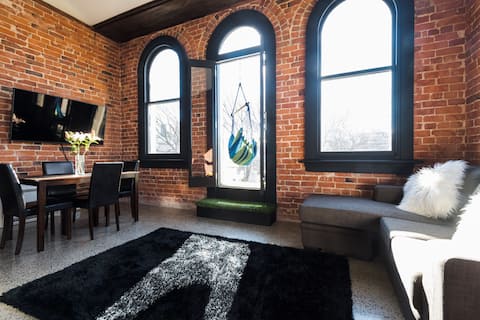 Top Airbnb: The Terminus: Inner-City Heritage Apartment 8 in Dunedin Centre