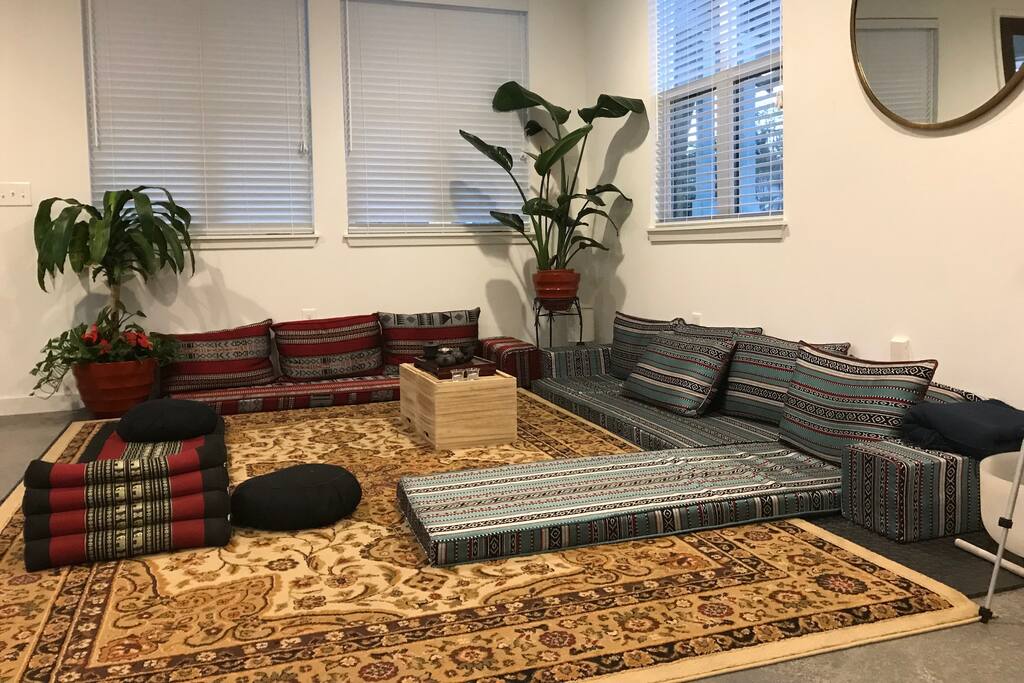 Floor cushions in common area -- perfect for groups!