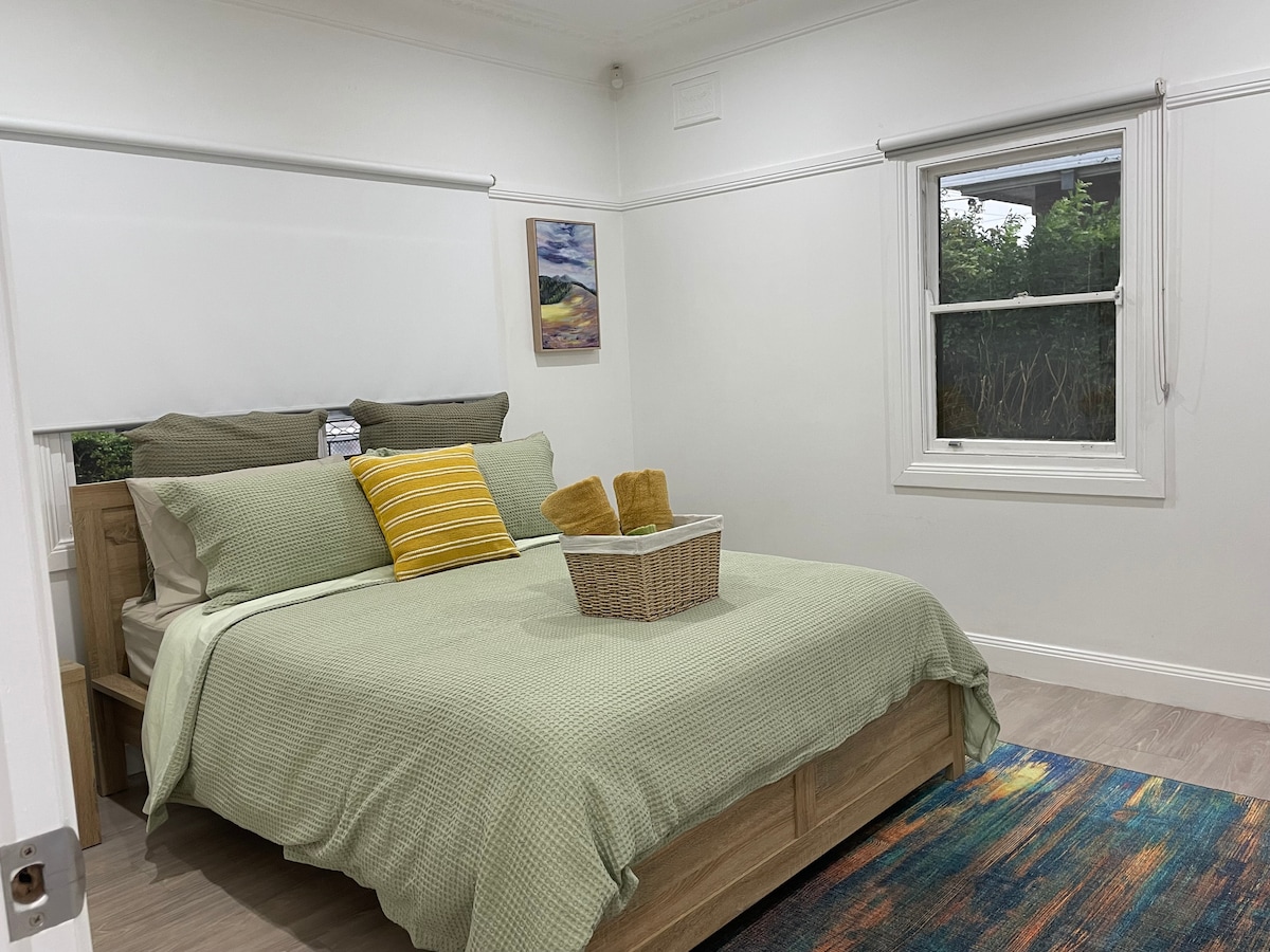 غرفة نوم ثانية بسرير ملكي ولحاف