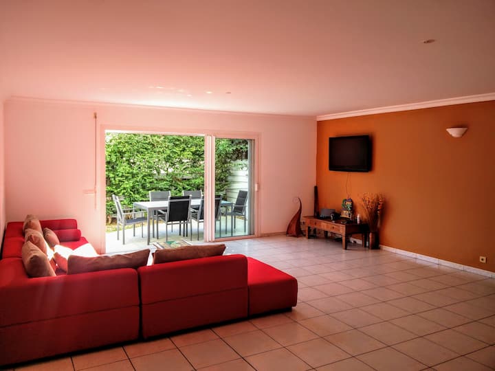 Bedroom in large apartment, Garden 200m from sea B