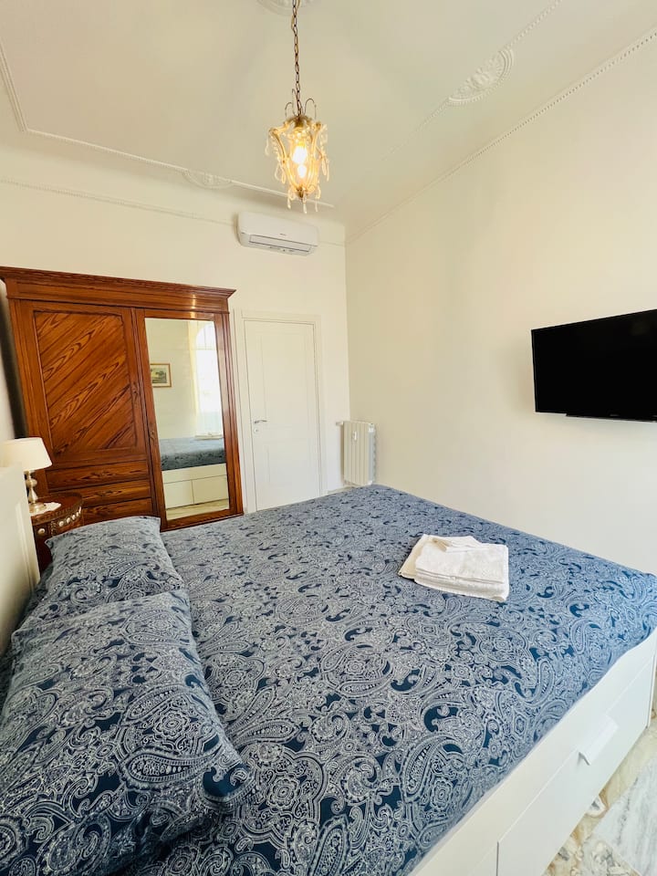 Segundo dormitorio doble con piso de mármol, colchón de espuma viscoelástica, mesitas de noche, armario y cómoda, abat jour, porta maletas, aire acondicionado con bomba de calor inteligente.
