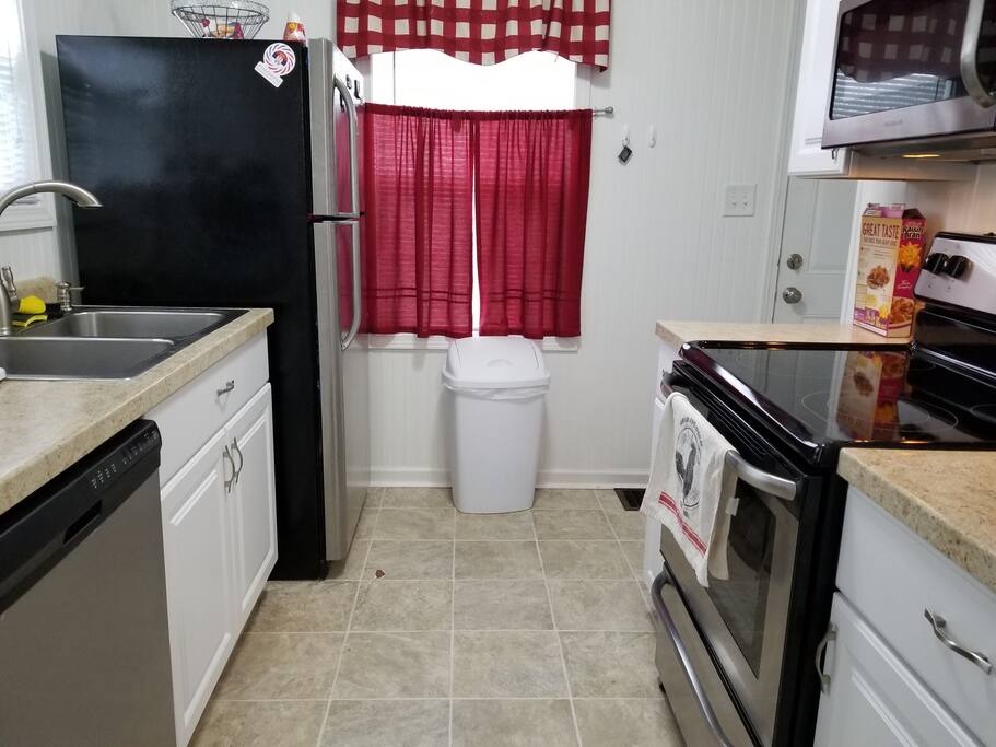 Dish washer, stove, oven, refrigerator w. Ice maker.
