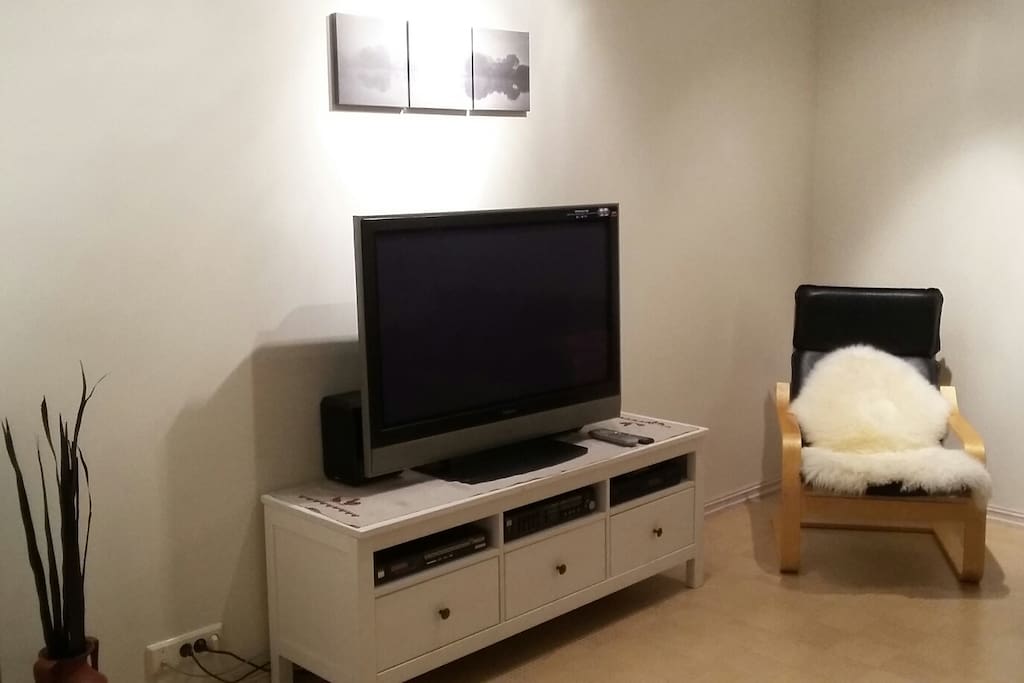 Living room. 42'' TV. Stereo.