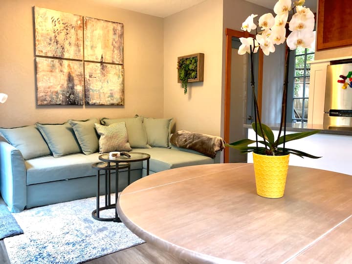 Sedenie na pohovke na oddych alebo sledovanie televízie.