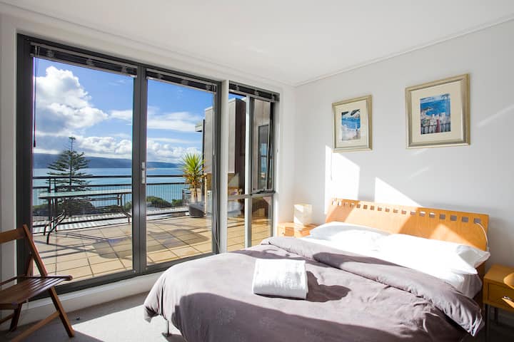 Prednja spavaća soba s bračnim krevetom ispunjena suncem i izlazom na balkon