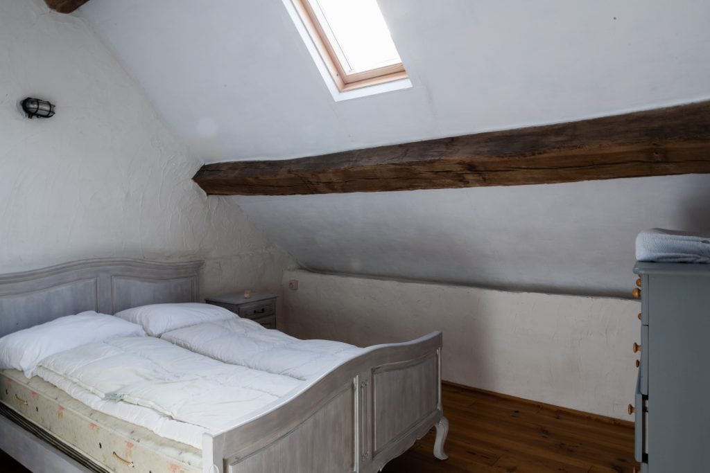 Რუხი ოთახი ერთი ორადგილიანი საწოლით (ორადგილიანი). Საერთო სააბაზანო საშხაპით, ლავაბოთი და
ტუალეტით. მეორე სართული.