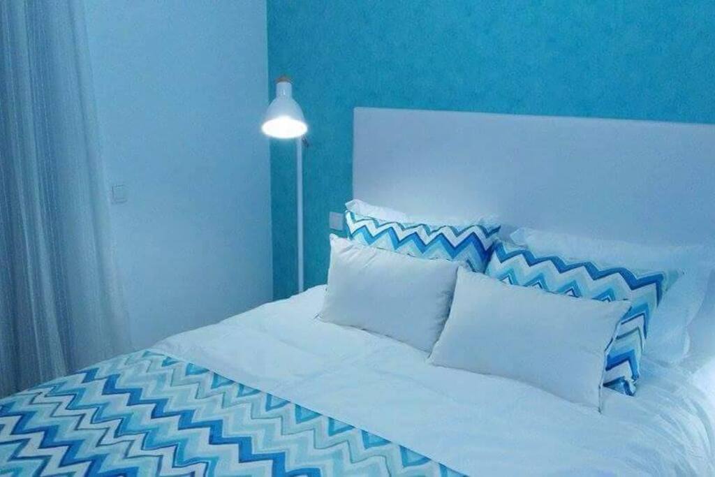 Quarto com cama de casal. Roupeiro embutido. Varanda.