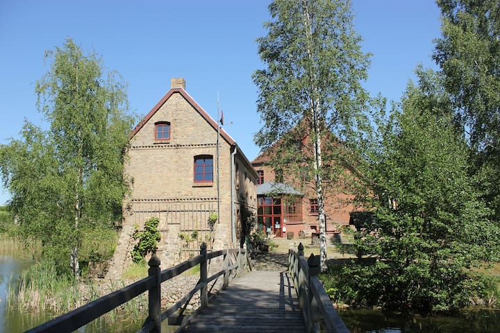 Rosenhaus (links) der Wasserburg Liepen