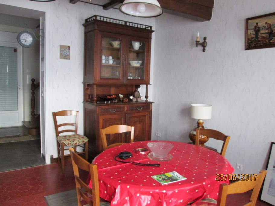 salle à manger avec télévision