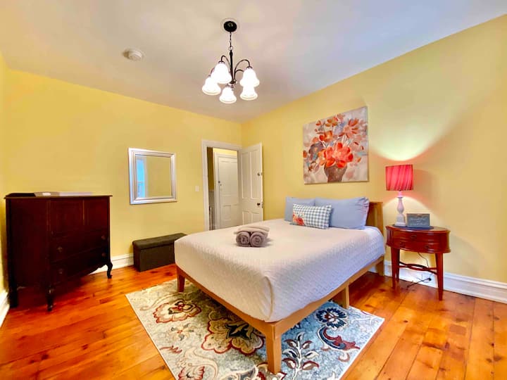 Bedroom 2

Hybrid Queen Mattress 
Dresser
Luggage Rack 

All Bedding Is Freshly Laundered In High Heat Prior to Each Reservation 