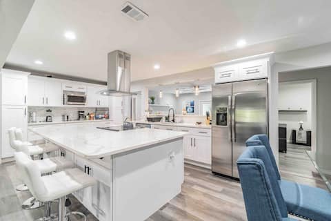 Luxury-Modern 5Bed/3Bath Home Theater & Pool