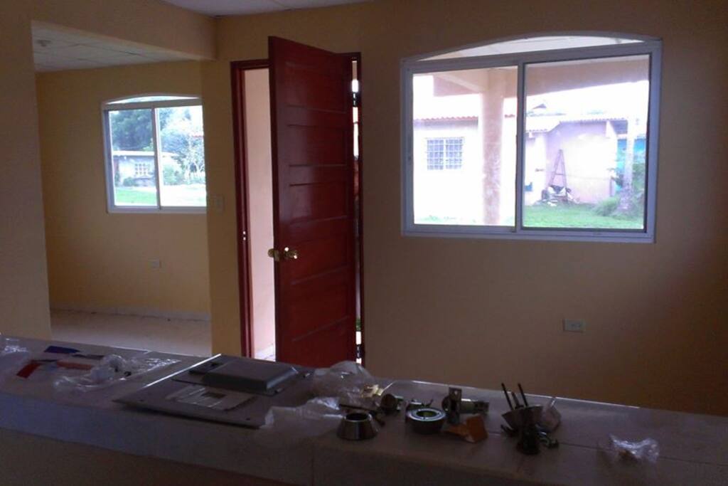 Vista del comedor y la sala de la casa