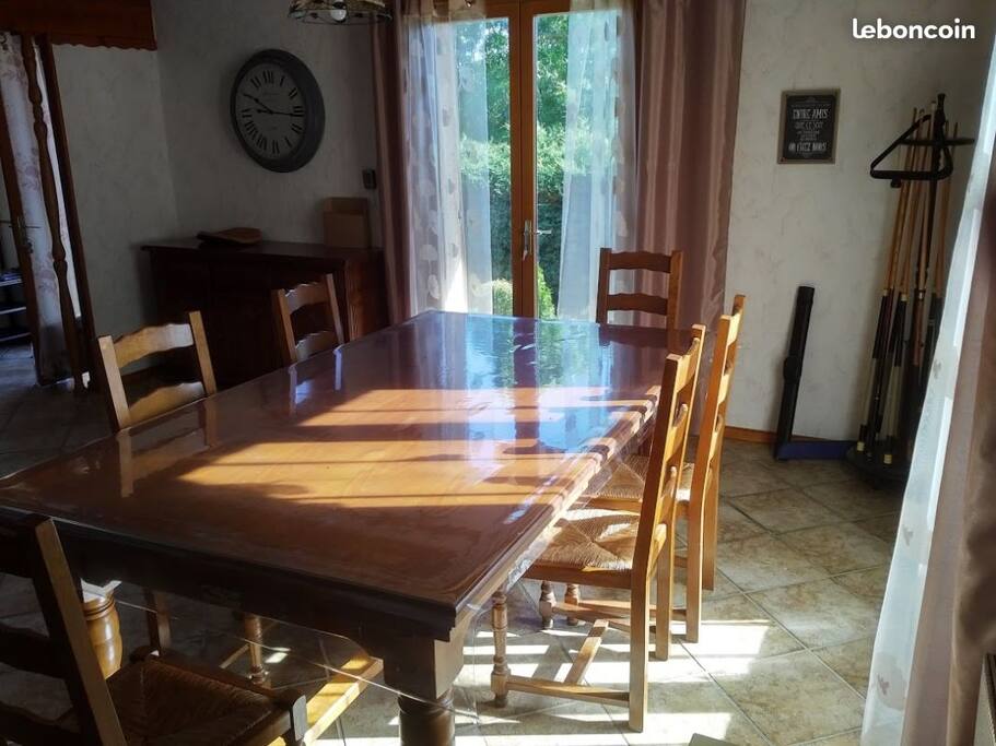 Grand séjour avec table pour 10 personnes, tv grand écran, canapé convertible