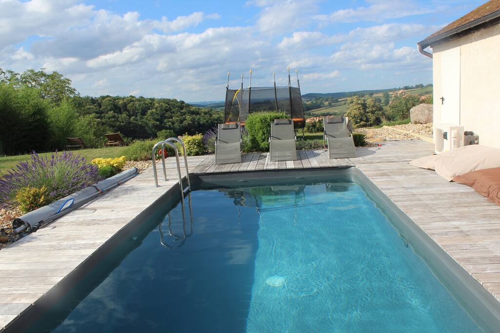 Piscine chauffée en période estivale (espace partagé)