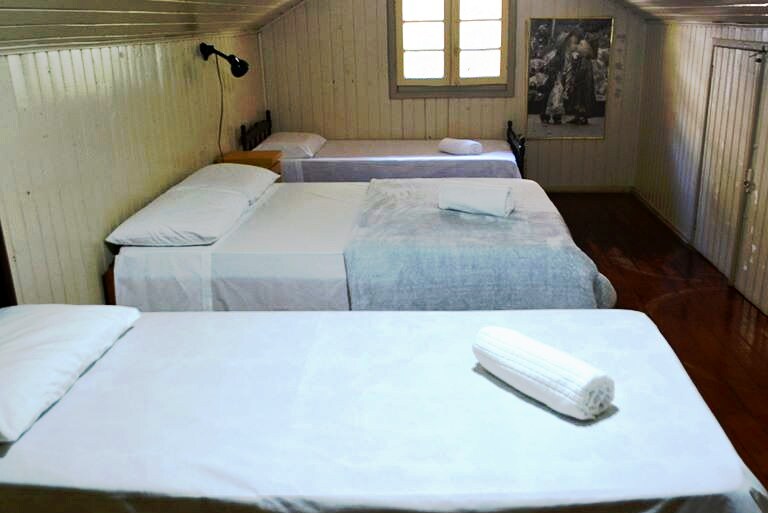 ห้องพักในห้องใต้หลังคาพร้อมเตียงคู่ 2 เตียงและเตียงเดี่ยว... พร้อมเครื่องปรับอากาศ 