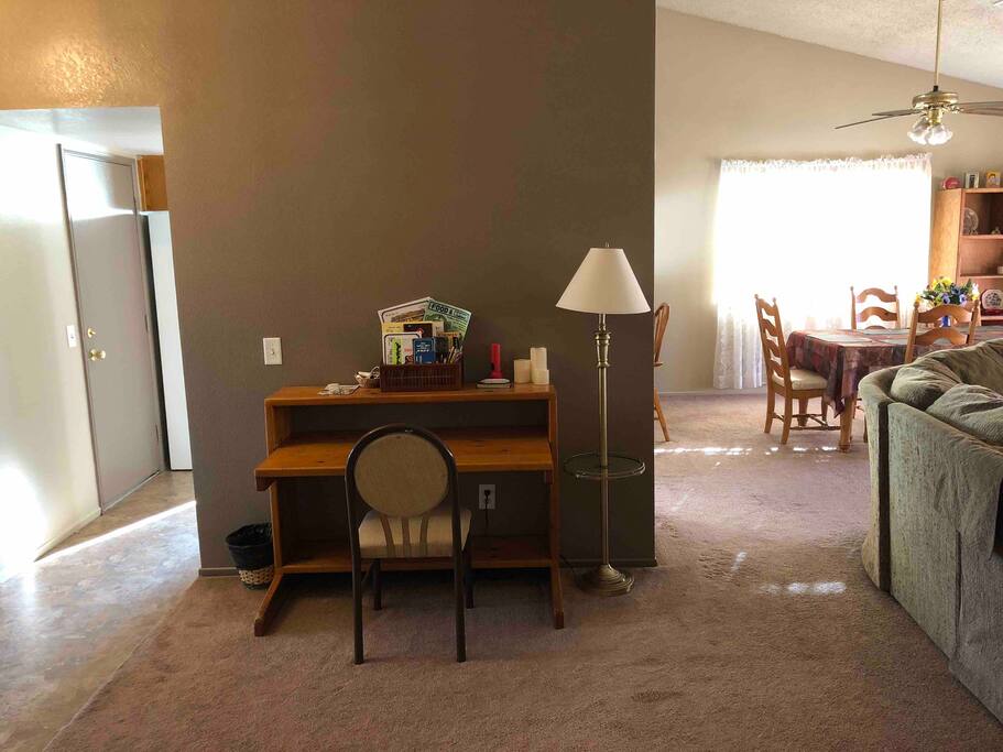 Entryway computer desk