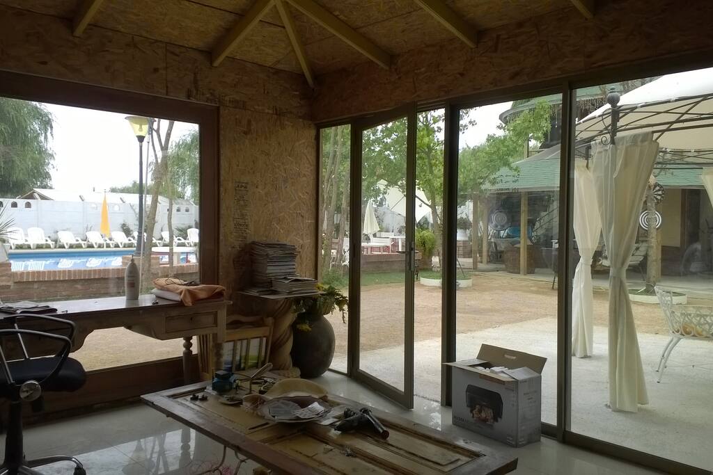 Cocina valos adicional y sala de estar vidriada