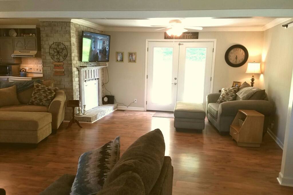 The great room was large enough for us to gather for games and Christmas presents. and there were plenty of linens, towels and soaps and garbage bags (which is not always the case).
Susan
January 2018