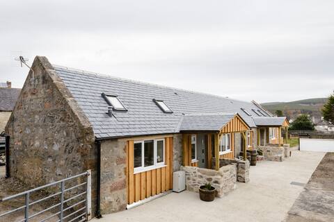 1 Wee-Kalf Modern Cosy Cottage Scottish Highlands