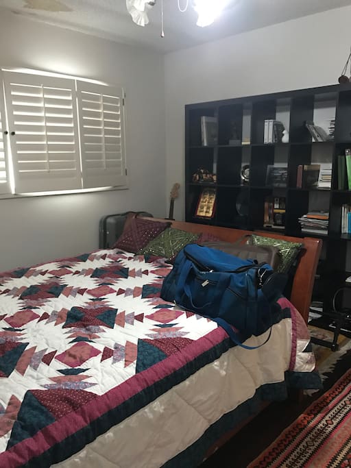 Bedroom w/ bed