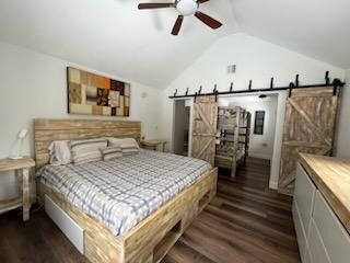 Семејна соба на најгорниот кат со брачен кревет (широк 150-179 см) и мини кревети на спрат за деца (нова слика со отстранет тепих)