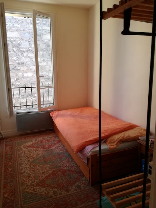 Chambre avec lit simple