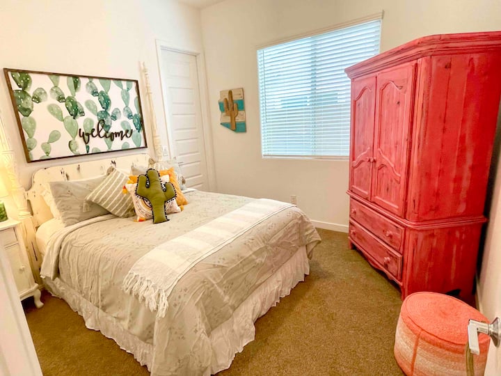 Стая „Кактус“ с двойно легло (Queen size), 40-инчов смарт телевизор и дрешник