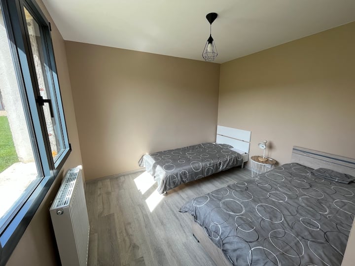 2 bedden 1 persoon .
Kamer op een rij met de kamer 1 bed 2 personen