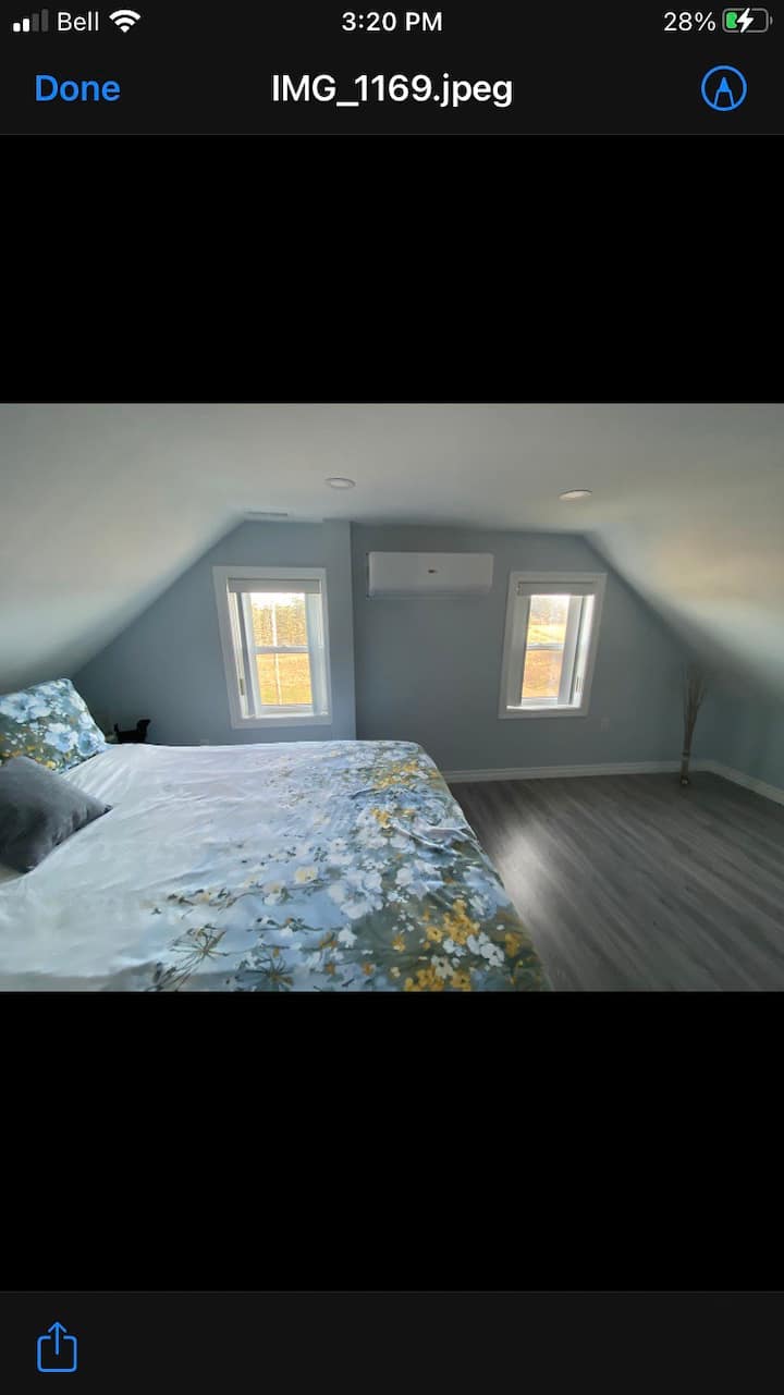 第二间卧室位于二楼，配备一张1.8米宽双人床。 