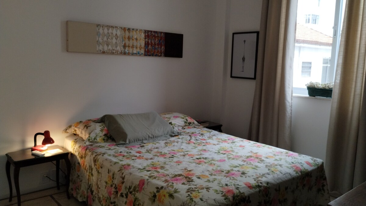 主卧配有卫生间、标准双人床、分体式空调、镜子和衣柜。