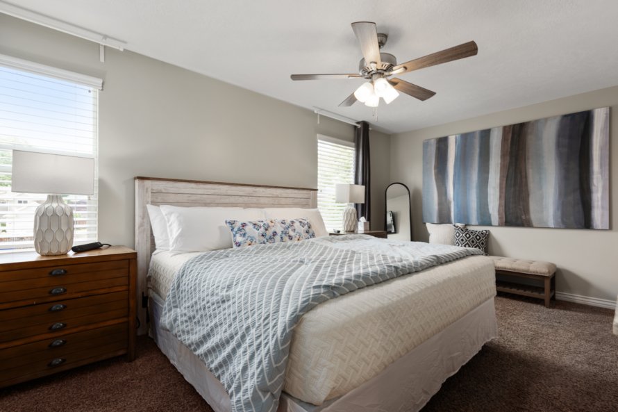 ห้องนอนใหญ่พร้อมเตียงคิงไซส์ตู้เสื้อผ้าขนาดใหญ่และทีวีขนาด 50 "