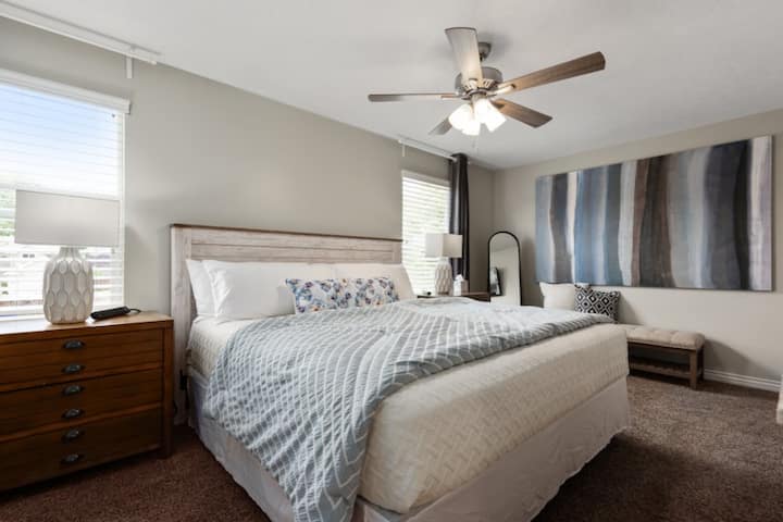 Основна спалня с двойно легло, голям килер и 50 - инчов телевизор