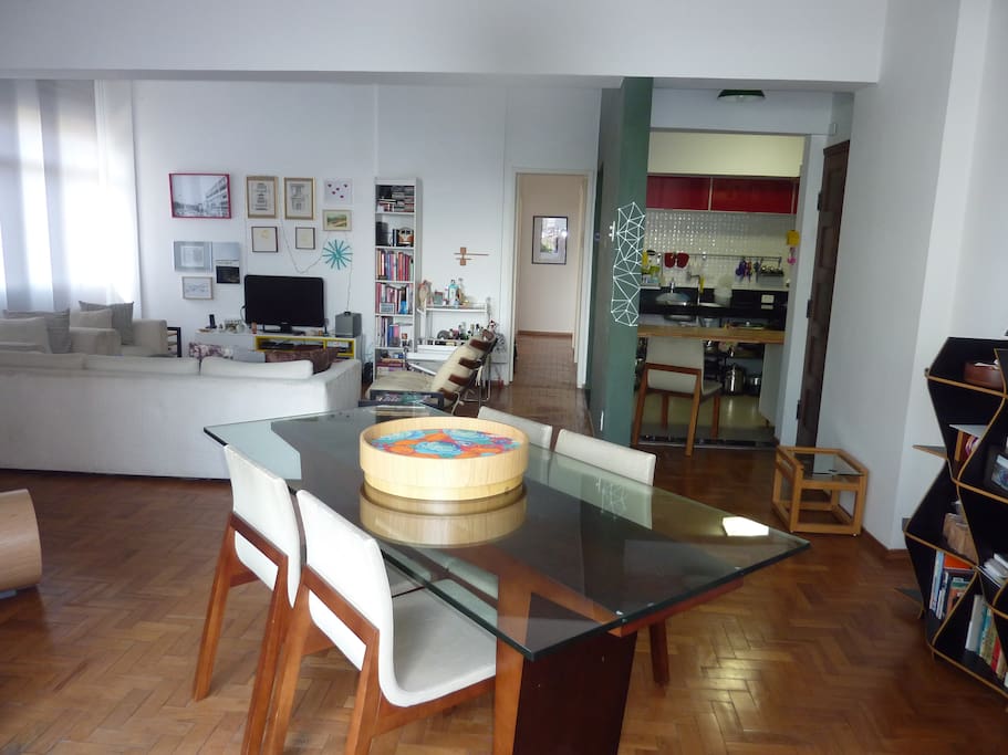 Vista da sala de jantar para sala de estar e cozinha