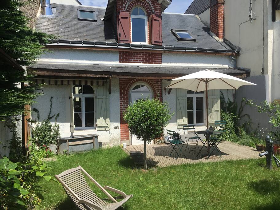 Le devant de la maison qui donne sur le jardin D un côté et dans une impasse./the House facing the garden In One side and a no through road on the other side