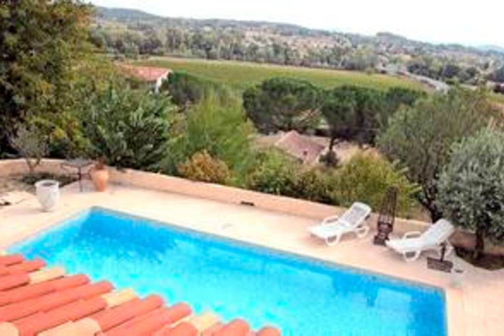 piscine avec vue sur la sainte victoire