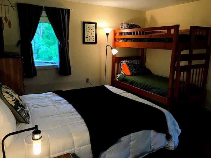 楼上卧室：标准双人床和双层床，非常适合儿童或多户住宿！包括所有床上用品