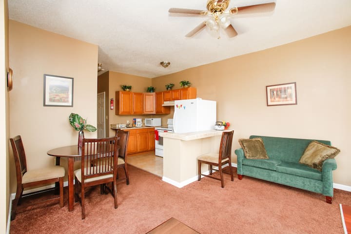 Comfy 2 bdrm duplex in Upper Ninth 