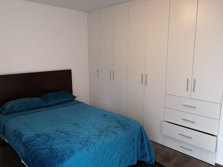 الغرفة رقم 2، النوم رقم 2. خزانة كبيرة بالكامل.