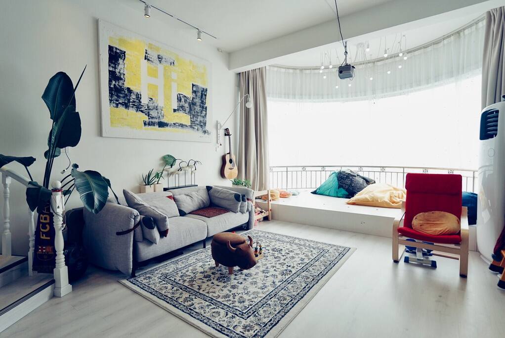 弧形大落地窗和懒人沙发让你想躺一天。 living room
